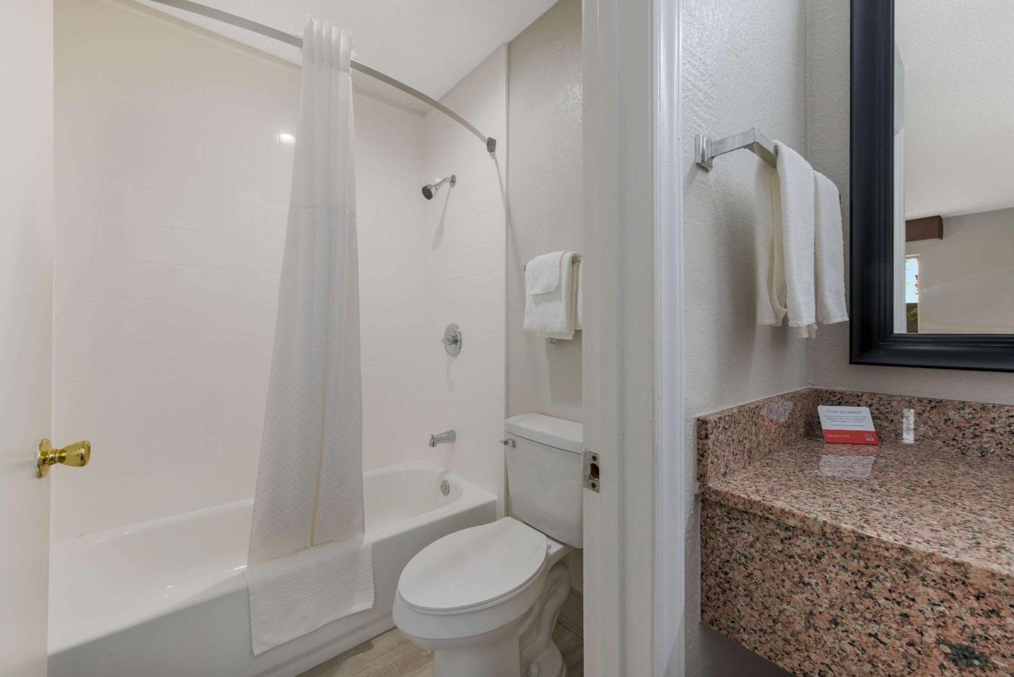 Econo Lodge Cheraw Market Street Bagian luar foto