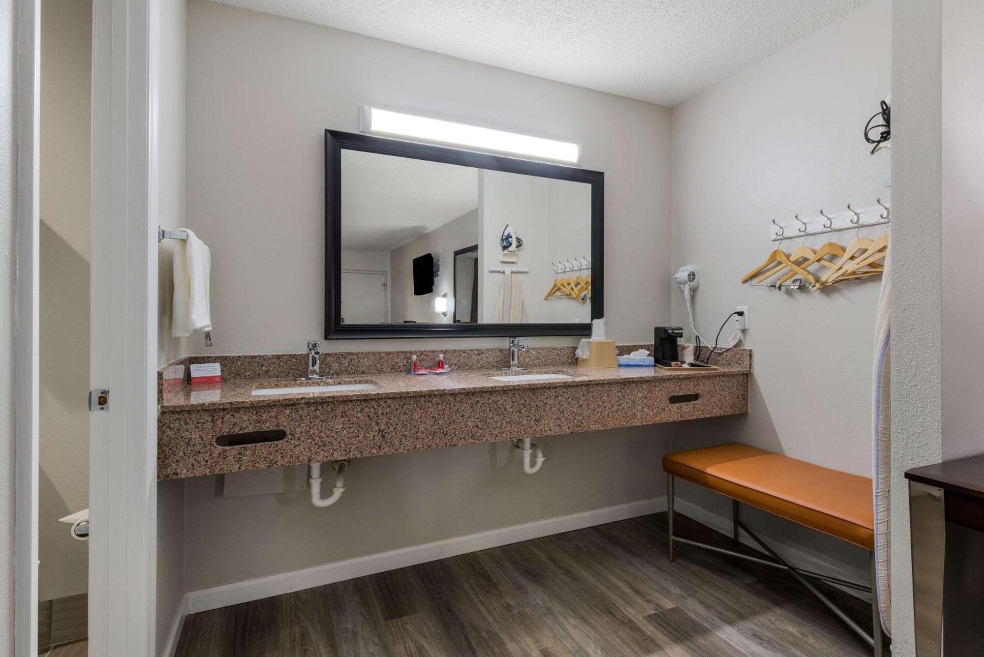 Econo Lodge Cheraw Market Street Bagian luar foto
